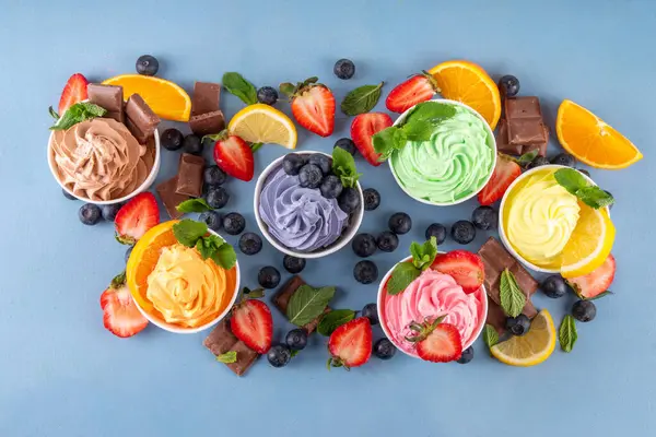 Donmuş yoğurt çeşitleri. Çikolatalı, vanilyalı, böğürtlenli, meyveli dondurma. İçinde yaban mersini, çikolata, çilek, portakal, limon, nane...