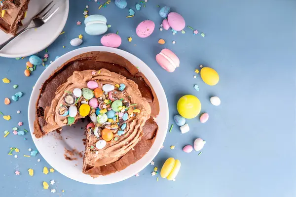 Paskalya Yumurtası Çikolatalı Pastası. Çikolatalı tatlı paskalya pastası, geleneksel tatil pişirme tarifi fikri, süslü masa fotokopisi alanı.
