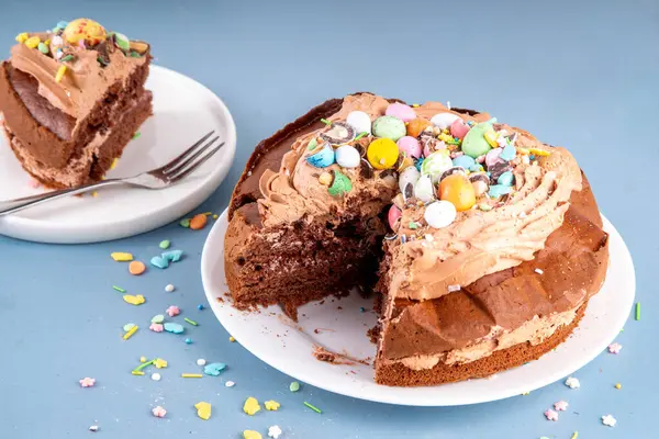 Paskalya Yumurtası Çikolatalı Pastası. Çikolatalı tatlı paskalya pastası, geleneksel tatil pişirme tarifi fikri, süslü masa fotokopisi alanı.