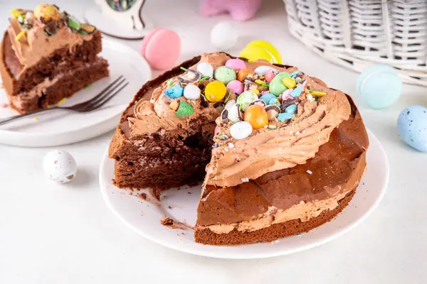 Paskalya Yumurtası Çikolatalı Pastası. Çikolatalı tatlı paskalya pastası, geleneksel tatil pişirme tarifi fikri, süslü masa fotokopisi alanı.