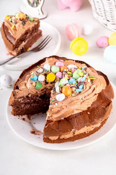 Paskalya Yumurtası Çikolatalı Pastası. Çikolatalı tatlı paskalya pastası, geleneksel tatil pişirme tarifi fikri, süslü masa fotokopisi alanı.
