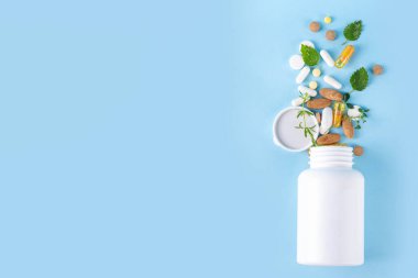 Homeopatik ilaç hapları, çeşitli renkli ilaç hapları ve kapsüller, bitkilerle beslenme takviyeleri doğal ve alternatif tıp, eko-organik tıp konsepti.