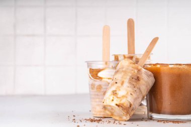 Dalgona kahveli buzlu dondurma, hazır kahve espresso dondurması, ev yapımı donmuş Kore dalgona kahveli tatlı. 
