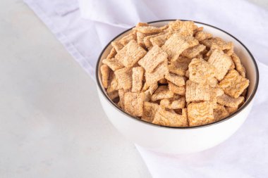 Porsiyonlu kasede sütlü tarçınlı tost karışımı. Tatlı Moda Çıtır Tarçınlı Kahvaltı Gevreği 