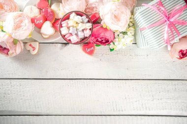 Sevgililer Günü arkaplanı Yumuşak Kırmızı Şakayık Çiçekleri ve Kalp Şeklinde Sevgililer Günü Dekorasyonu Tahta Beyaz Arkaplan Fotokopi Alanı 