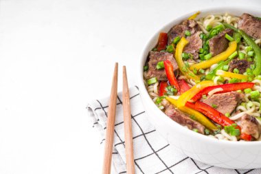Sığır eti, sebze, soya sosu ve soğanlı Lo Mein Noodles. Basit ev yapımı Asya usulü lo mein pirinç eriştesi, kopyalama alanı