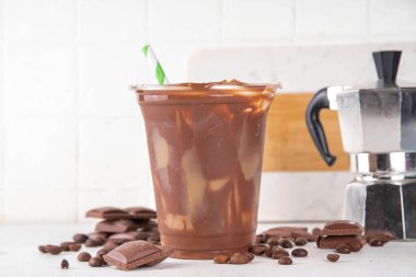 Viral Çikolatalı Latte içeceği. Buzlu latte ve mocachino ile doldurulmuş çikolatalı plastik bardak.