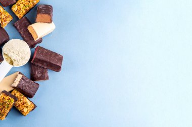 Çeşitli enerji protein çubukları. Protein ve abur cuburların farklı tadı, protein proteini ve toz kepçesiyle