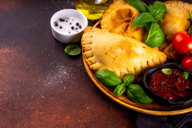 Ev yapımı börek, etli ve sebzeli hamur işleri. İtalyan calzone kapalı pizza, Meksika böreği, Karaim Ukrayna turtası. Ev yapımı domates sosu, fesleğen, yeşil ve baharatlı.