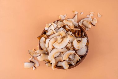 Ev yapımı hindistan cevizi cipsleri, sağlıklı organik hindistan cevizi krakerleri, keto için alternatif atıştırmalıklar, diyet yaşam tarzı, taze hindistan cevizi, kopyalama alanı.