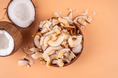 Ev yapımı hindistan cevizi cipsleri, sağlıklı organik hindistan cevizi krakerleri, keto için alternatif atıştırmalıklar, diyet yaşam tarzı, taze hindistan cevizi, kopyalama alanı.