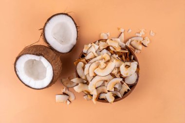 Ev yapımı hindistan cevizi cipsleri, sağlıklı organik hindistan cevizi krakerleri, keto için alternatif atıştırmalıklar, diyet yaşam tarzı, taze hindistan cevizi, kopyalama alanı.