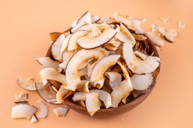 Ev yapımı hindistan cevizi cipsleri, sağlıklı organik hindistan cevizi krakerleri, keto için alternatif atıştırmalıklar, diyet yaşam tarzı, taze hindistan cevizi, kopyalama alanı.