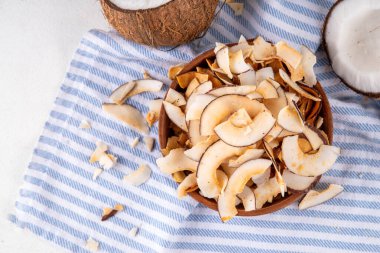 Ev yapımı hindistan cevizi cipsleri, sağlıklı organik hindistan cevizi krakerleri, keto için alternatif atıştırmalıklar, diyet yaşam tarzı, taze hindistan cevizi, kopyalama alanı.