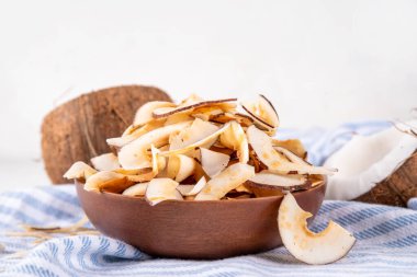 Ev yapımı hindistan cevizi cipsleri, sağlıklı organik hindistan cevizi krakerleri, keto için alternatif atıştırmalıklar, diyet yaşam tarzı, taze hindistan cevizi, kopyalama alanı.