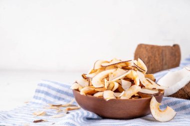 Ev yapımı hindistan cevizi cipsleri, sağlıklı organik hindistan cevizi krakerleri, keto için alternatif atıştırmalıklar, diyet yaşam tarzı, taze hindistan cevizi, kopyalama alanı.