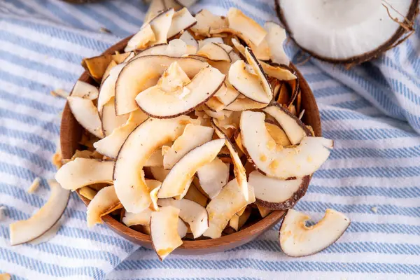 Ev yapımı hindistan cevizi cipsleri, sağlıklı organik hindistan cevizi krakerleri, keto için alternatif atıştırmalıklar, diyet yaşam tarzı, taze hindistan cevizi, kopyalama alanı.