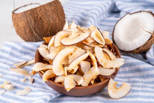 Ev yapımı hindistan cevizi cipsleri, sağlıklı organik hindistan cevizi krakerleri, keto için alternatif atıştırmalıklar, diyet yaşam tarzı, taze hindistan cevizi, kopyalama alanı.