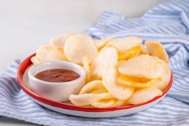 Çıtır çıtır pirinçli karides cipsi. Soslu kokulu karides krakerleri, geleneksel Asya fast food atıştırmalıkları, abur cuburlar daha sağlıklı alternatifler