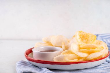 Çıtır çıtır pirinçli karides cipsi. Soslu kokulu karides krakerleri, geleneksel Asya fast food atıştırmalıkları, abur cuburlar daha sağlıklı alternatifler