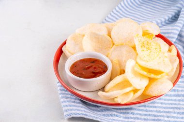 Çıtır çıtır pirinçli karides cipsi. Soslu kokulu karides krakerleri, geleneksel Asya fast food atıştırmalıkları, abur cuburlar daha sağlıklı alternatifler