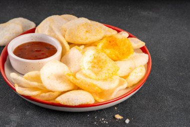 Çıtır çıtır pirinçli karides cipsi. Soslu kokulu karides krakerleri, geleneksel Asya fast food atıştırmalıkları, abur cuburlar daha sağlıklı alternatifler