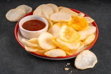 Çıtır çıtır pirinçli karides cipsi. Soslu kokulu karides krakerleri, geleneksel Asya fast food atıştırmalıkları, abur cuburlar daha sağlıklı alternatifler