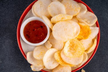 Çıtır çıtır pirinçli karides cipsi. Soslu kokulu karides krakerleri, geleneksel Asya fast food atıştırmalıkları, abur cuburlar daha sağlıklı alternatifler