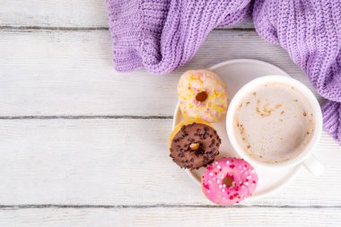 Kahve fincanı, lale çiçeği, süveter, lale çiçeği buketi ve notla birlikte küçük şeker kaplı çörekler. Günaydın. Bahar tatili, Anneler Günü, Kadın Günü, Doğum günü tebrik kartı geçmişi 