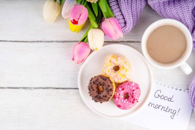 Kahve fincanı, lale çiçeği, süveter, lale çiçeği buketi ve notla birlikte küçük şeker kaplı çörekler. Günaydın. Bahar tatili, Anneler Günü, Kadın Günü, Doğum günü tebrik kartı geçmişi 