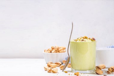 Vegan alternatifi, sütsüz şam fıstıklı krema şam fıstıklı puding ya da yoğurt ezilmiş fıstık, fotokopi alanı.