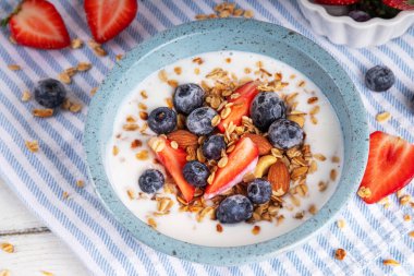 Ev yapımı tatlı kahvaltı, Granola ve böğürtlenli Yunan yoğurt kasesi