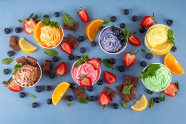 Donmuş yoğurt çeşitleri. Çikolatalı, vanilyalı, böğürtlenli, meyveli dondurma. İçinde yaban mersini, çikolata, çilek, portakal, limon, nane...