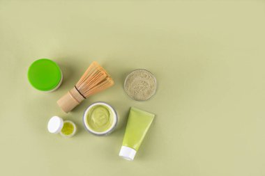 Matcha Skincare Kozmetik Arkaplanı kibrit tozu, krem, serum, yüz maskesi, fırça, toner ve nemlendirici, doğal temizlik anti-yaşlı cilt bakımı eğilimi