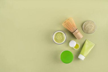 Matcha Skincare Kozmetik Arkaplanı kibrit tozu, krem, serum, yüz maskesi, fırça, toner ve nemlendirici, doğal temizlik anti-yaşlı cilt bakımı eğilimi