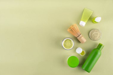 Matcha Skincare Kozmetik Arkaplanı kibrit tozu, krem, serum, yüz maskesi, fırça, toner ve nemlendirici, doğal temizlik anti-yaşlı cilt bakımı eğilimi