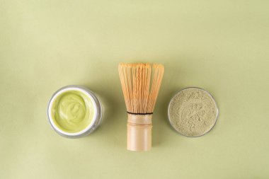 Matcha Skincare Kozmetik Arkaplanı kibrit tozu, krem, serum, yüz maskesi, fırça, toner ve nemlendirici, doğal temizlik anti-yaşlı cilt bakımı eğilimi