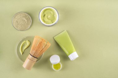 Matcha Skincare Kozmetik Arkaplanı kibrit tozu, krem, serum, yüz maskesi, fırça, toner ve nemlendirici, doğal temizlik anti-yaşlı cilt bakımı eğilimi