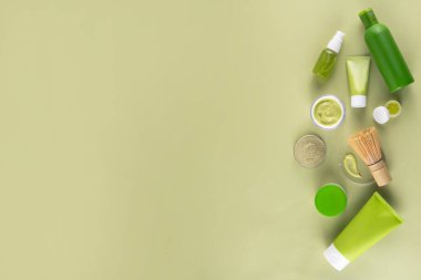 Matcha Skincare Kozmetik Arkaplanı kibrit tozu, krem, serum, yüz maskesi, fırça, toner ve nemlendirici, doğal temizlik anti-yaşlı cilt bakımı eğilimi