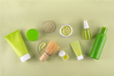 Matcha Skincare Kozmetik Arkaplanı kibrit tozu, krem, serum, yüz maskesi, fırça, toner ve nemlendirici, doğal temizlik anti-yaşlı cilt bakımı eğilimi