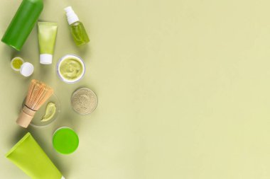 Matcha Skincare Kozmetik Arkaplanı kibrit tozu, krem, serum, yüz maskesi, fırça, toner ve nemlendirici, doğal temizlik anti-yaşlı cilt bakımı eğilimi