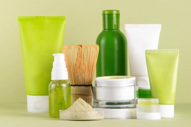 Matcha Skincare Kozmetik Arkaplanı kibrit tozu, krem, serum, yüz maskesi, fırça, toner ve nemlendirici, doğal temizlik anti-yaşlı cilt bakımı eğilimi