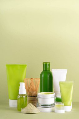Matcha Skincare Kozmetik Arkaplanı kibrit tozu, krem, serum, yüz maskesi, fırça, toner ve nemlendirici, doğal temizlik anti-yaşlı cilt bakımı eğilimi
