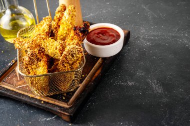 Lezzetli, taze pişmiş tavuk nugget ya da şeritli, altın mısır ekmekli, daha az yağda kızartılmış. Ev yapımı dengeli diyet fast food alternatifi