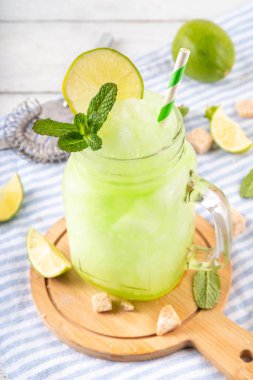 Koyu çikolatalı pasta dilimleri, çikolatalı krema ve çilekli, porsiyonlu tabaklarda, kopyalama alanı