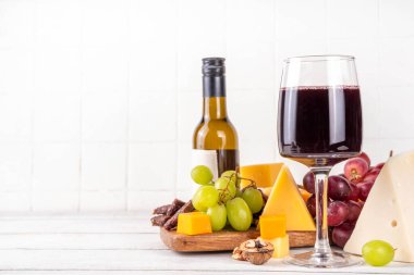 Lezzetli peynir ve kurutulmuş sosis aperatifler şarap, fındık, üzüm, meyve, antipasto brunch atıştırmalığı, fotokopi alanı.