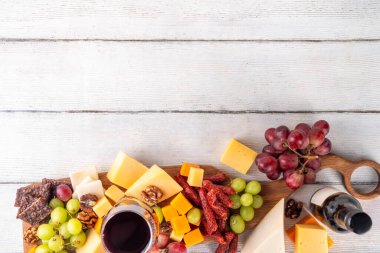 Lezzetli peynir ve kurutulmuş sosis aperatifler şarap, fındık, üzüm, meyve, antipasto brunch atıştırmalığı, fotokopi alanı.