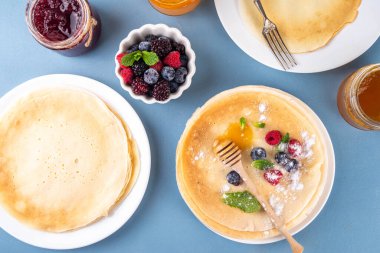 Geleneksel Maslenitsa yemekleri, Doğu Avrupa Slav ince krepleri, çeşitli tatlı soslar, malzemeler ve dolgular - bal, dut, reçel 
