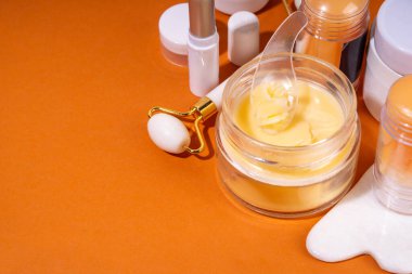 Çubuklarda tallow kremi, serum ve yüz bakımı ürünleri. Hayvan yağına, doğal nemlendirme konseptine, cilt restorasyonuna, sağlıklı organik yağ asitlerine, vitaminlere ve güzellik hizmetlerine dayalı modaya uygun kremler.