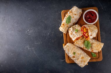 Ev yapımı fırında pizza, pizza stili quesadilla dürümleri pepperoni ya da salam, domates, peynir ve mısır, mutfak masasında sıcak domates sosu, fotokopi alanı.